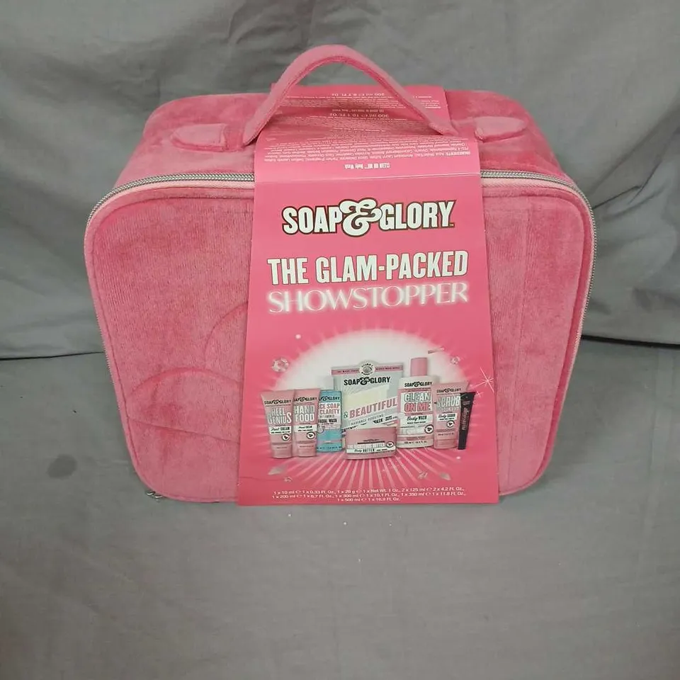 SOAP & GLORY THE GLAM-PACKED SHOWSTOPPER GIFT SET IN PINK WASH BAG