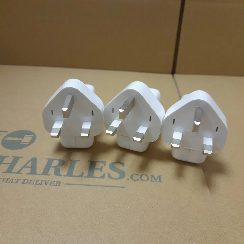 BOX OF APPROX 95 APPLE TRAVEL ADAPTOR PLUGS