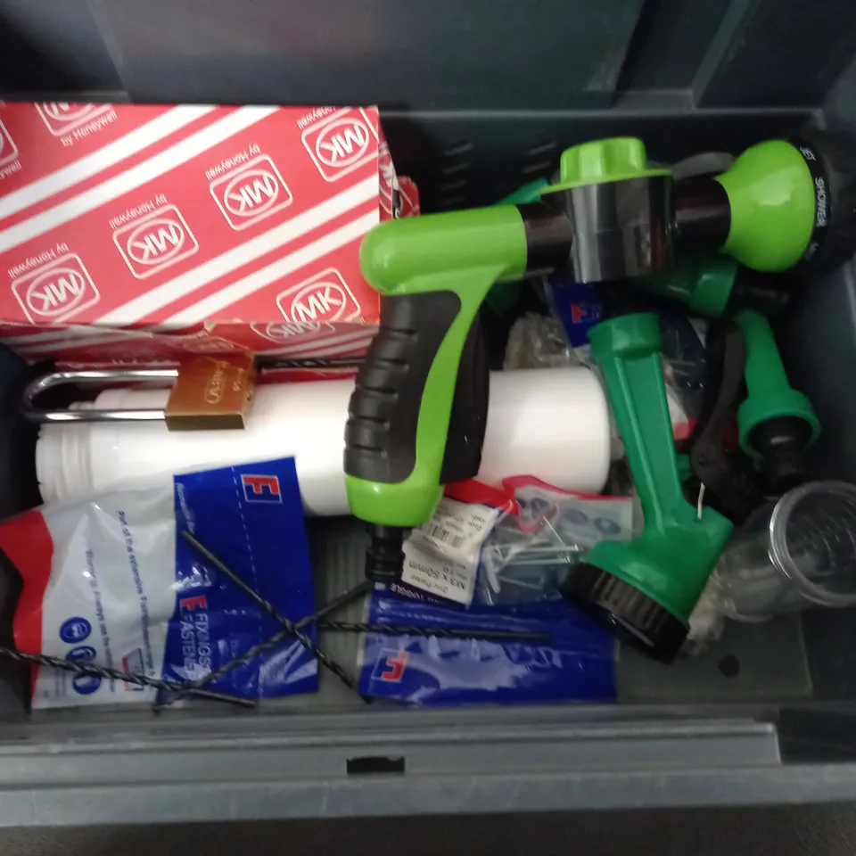 LOT OF ASSORTED TOOLS AND DIY ITEMS TO INCLUDE SPLITTING WEDGE, STANLEY STAPLES AND PRUNING SHEARS