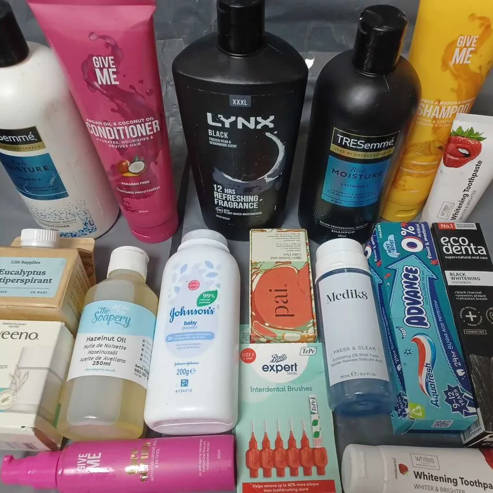 LOT OF APPROXIMATELY 20 ASSORTED HEALTH AND BEAUTY ITEMS TO INCLUDE SHAMPOO, TOOTHPASTE AND HAZELNUT OIL