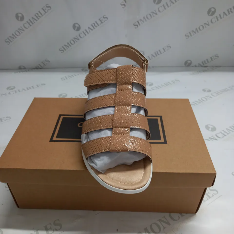 BOXED PAIR OF CUSHION WALK ONE TOUCH CLOSE SANDALS IN TAN - SIZE 7