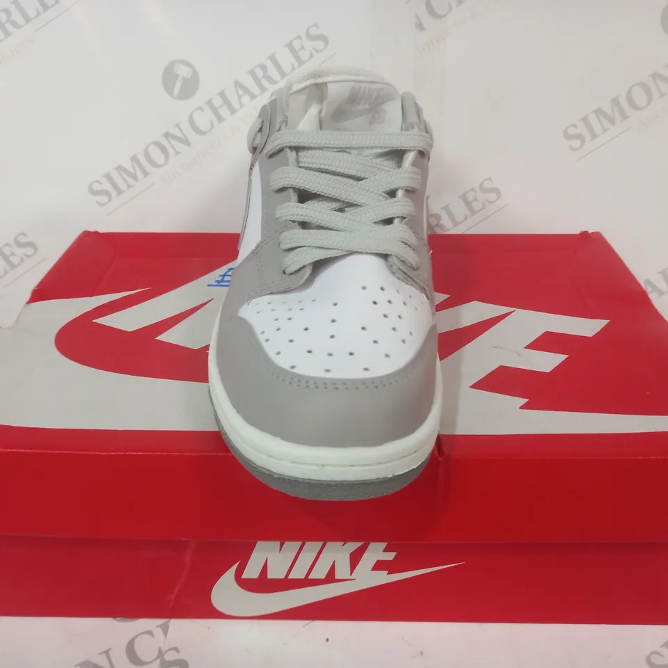 BOXED PAIR OF NIKE SB DUNK LOW PRO SHOES IN GREY/WHITE EU SIZE 40