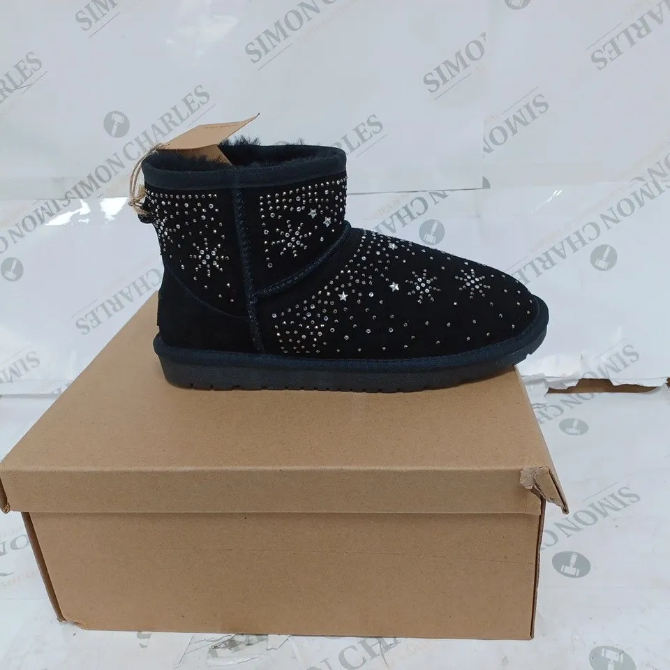 BOXED BONOVA HANDMADE BLACK BOOTS- SIZE 6 