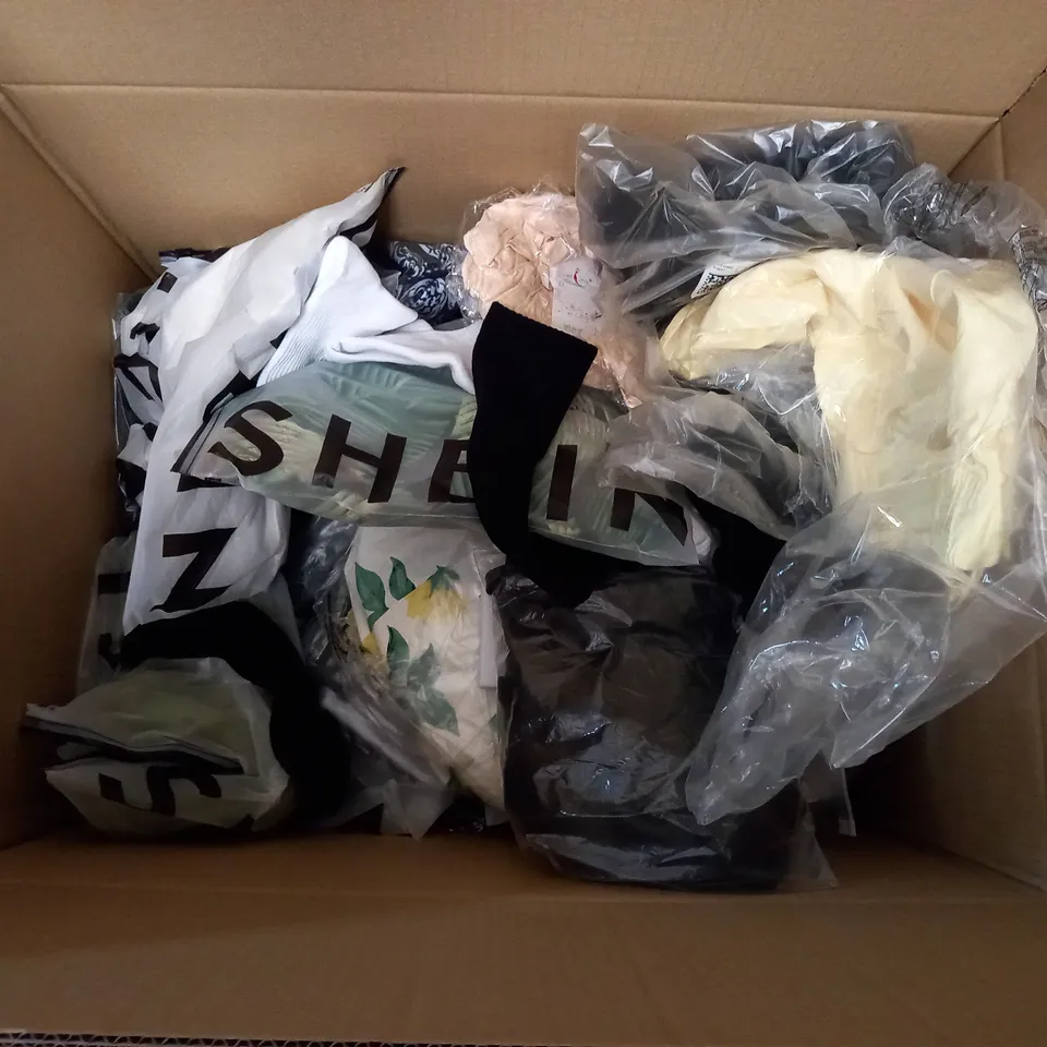 LARGE QUANTITY OF ASSORTED CLOTHING ITEMS TO INCLUDE - DRESSES, T-SHIRTS AND TROUSERS