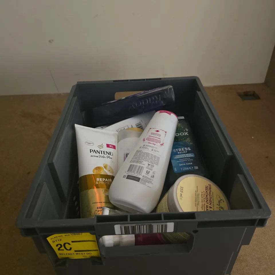 TOTE OF APPROXIMATELY 15 ASSORTED COSMETIC ITEMS TO INCLUDE RADOX, PANTENE, DOVE BRIDGERTON, SHEA MOISTURE ETC