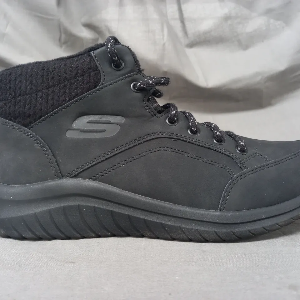 BOXED PAIR OF SKECHERS TRAINERS IN BLACK SIZE 7