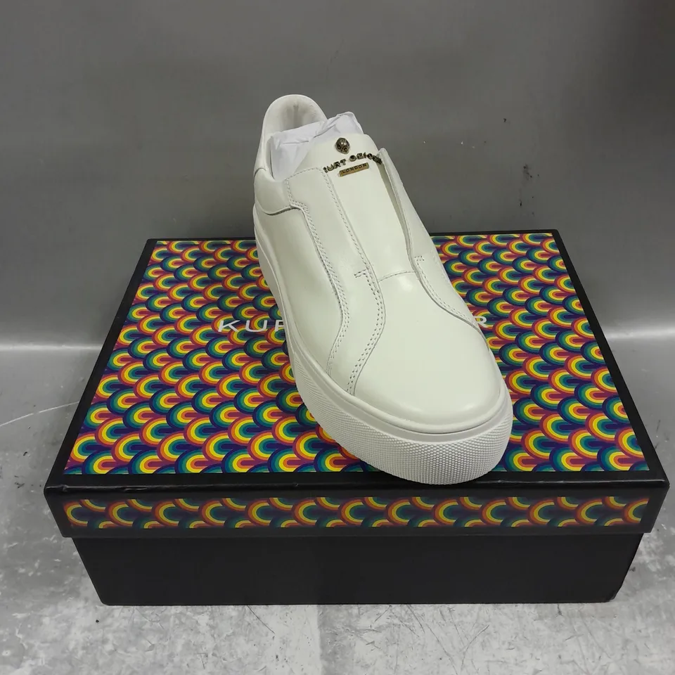 BOXED PAIR OF KURT GEIGER GREENWICH LACELESS SHOES IN WHITE LEATHER SIZE 6