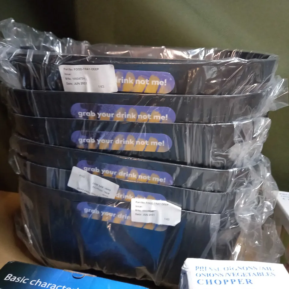 LOT OF APPROX 13 ASSORTED HOUSEHOLD/COOKWARE ITEMS TO INCLUDE: BOXED CHOPPER, FOOD TRAYS, DEEP PLASTIC FOOD TRAYS