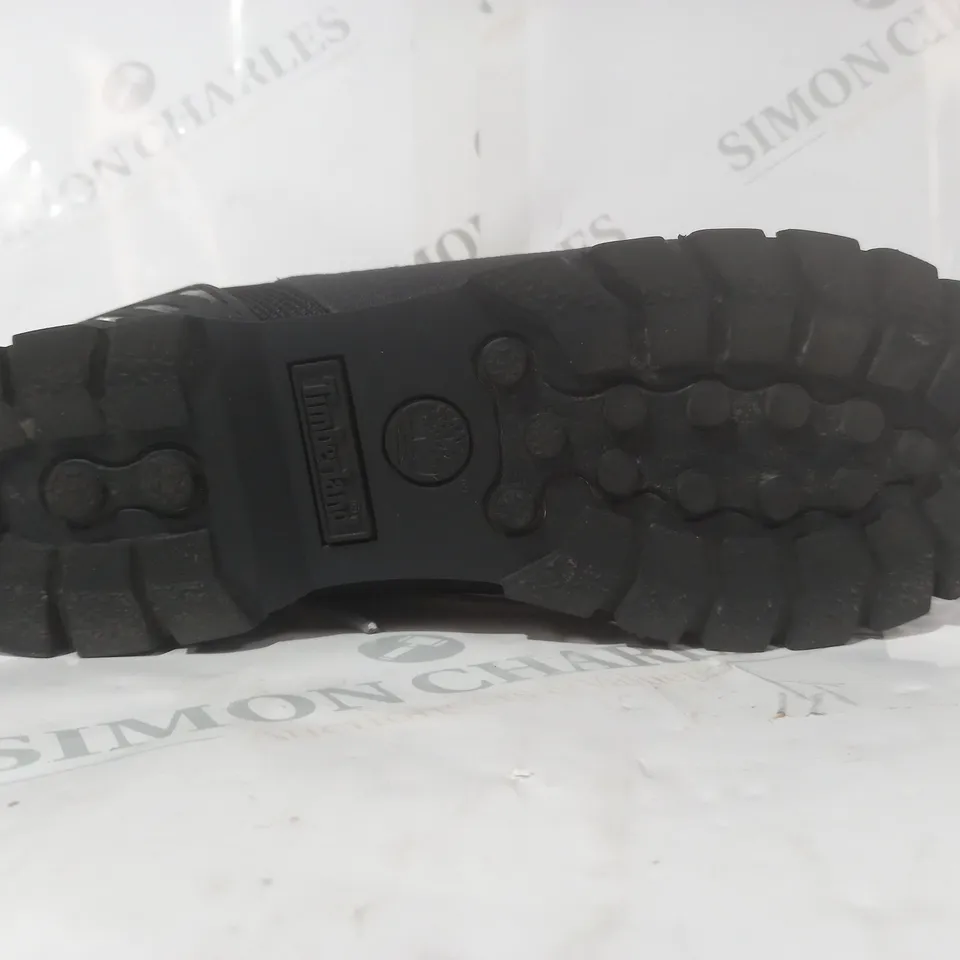 BOXED PAIR OF TIMBERLAND SHOES IN BLACK/BLUE/GREY UK SIZE 8