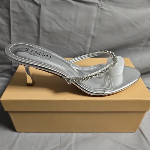 BOXED PAIR OF SIMMI SHEEN SILVER SHOES - UK SIZE 5
