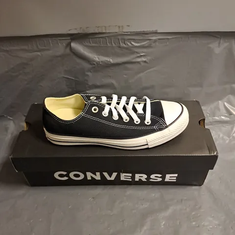 BOXED PAIR OF CONVERSE WIDE SHOES IN BLACK/WHITE SIZE MENS UK 6