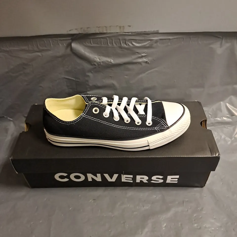BOXED PAIR OF CONVERSE WIDE SHOES IN BLACK/WHITE SIZE MENS UK 6