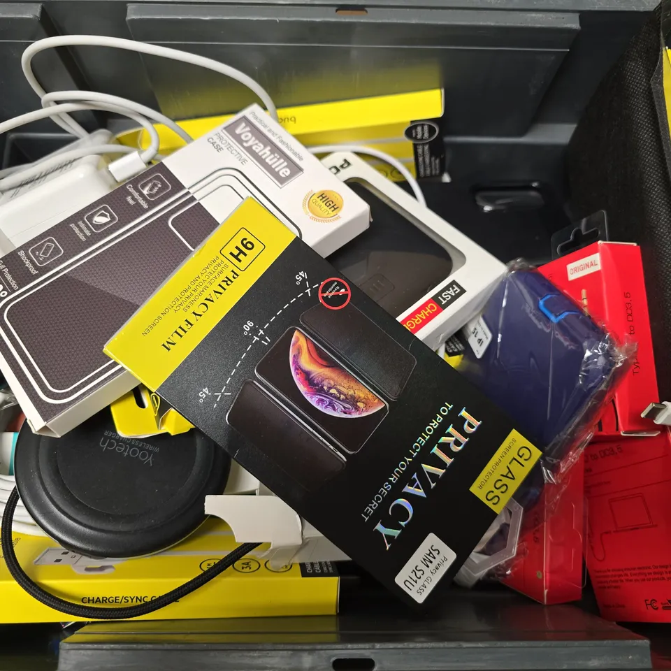APPROXIMATELY 15 ASSORTED MOBILE PHONE ACCESSORIES TO INCLUDE POWER BANKS, BUDI FASTCABLE, SCREEN PROTECTORS, ETC