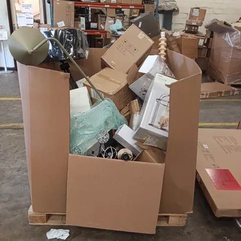 PALLET OF ASSORTED LIGHTING TO INCLUDE - PENDANT LIGHTS, FLOOR LAMPS, TABLE LAMPS, 