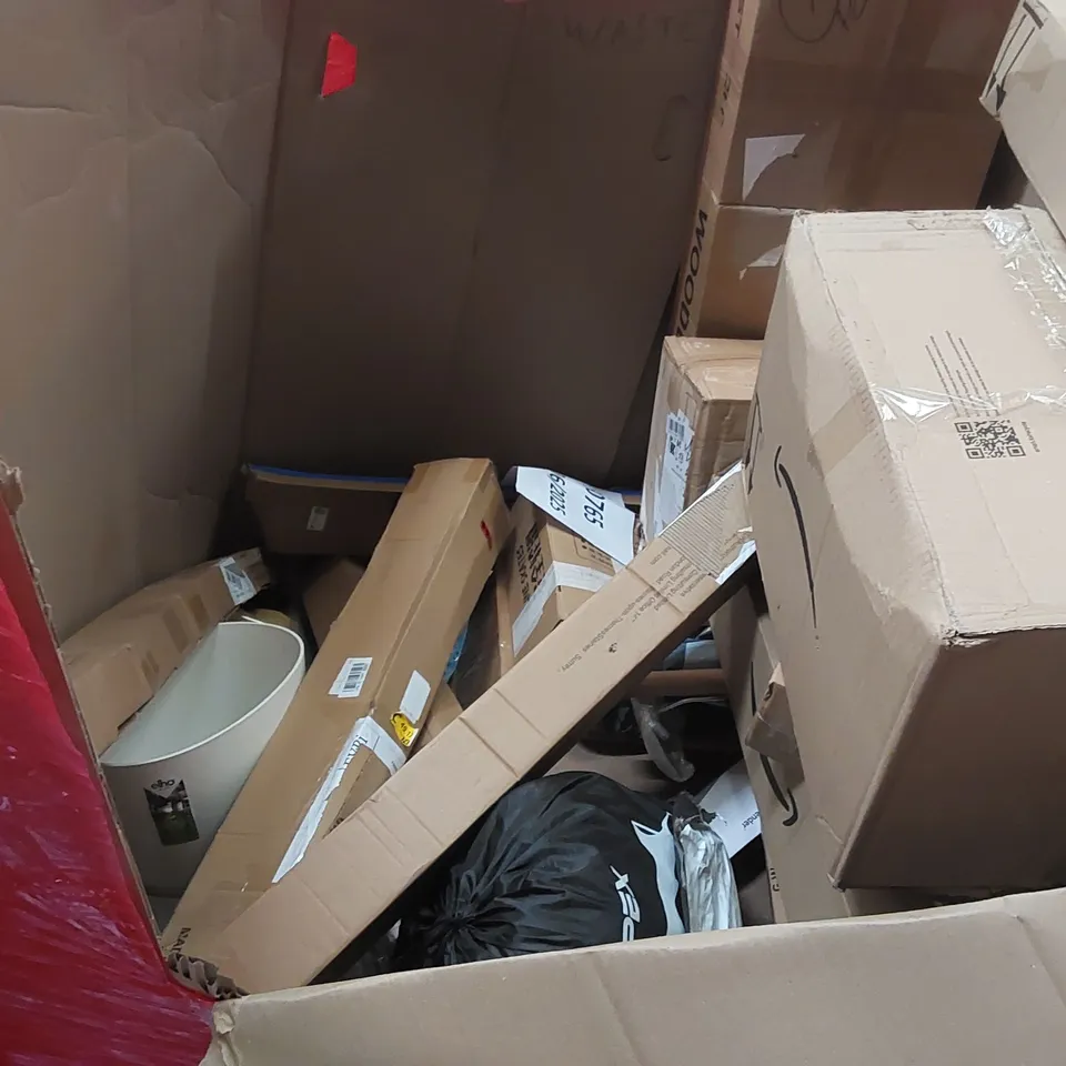 PALLET OF ASSORTED ITEMS INCLUDING: CUISINART COOK IN 5-IN-1 MULTI COOKER, ELECTRIC FRYER, MATTRESS TOPPER, LARGE RUG, PULL-UP BAR ECT