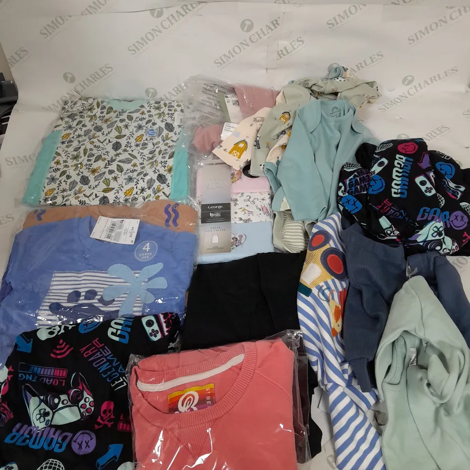 BOX OF ASSORTED CHILDRENS CLOTHING VARYING IN SIZE/COLOUR/STYLE TO INCLUDE:  TOPS, VESTS, JUMPERS