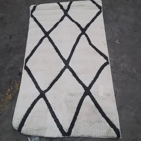 QUALITY DESIGNER AREA RUG - APPROXIMATELY 150X80CM