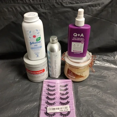 APPROXIMATEY 20 ASSORTED HEALTH AND BEAUTY PRODUCTS TO INCLUDE - JOHNSON'S BABY POWDER - SUDOCREM AND SANCTUARY SPA SALT SCRUB