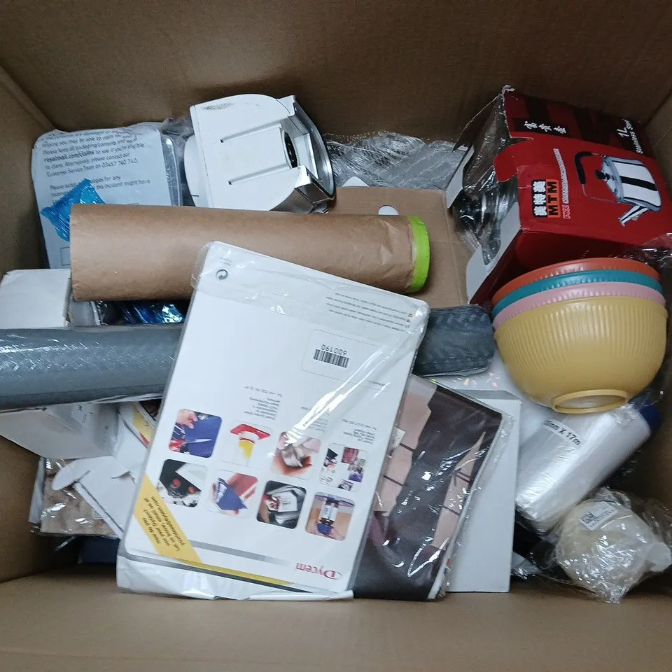BOX OF APPROXIMATELY 12 ASSORTED HOUSEHOLD ITEMS TO INCLUDE - CUT&CARVE BOARD, POP-UP TENT, ACTIVEEARTH, AND KITCHEN UTENSILS ETC. 