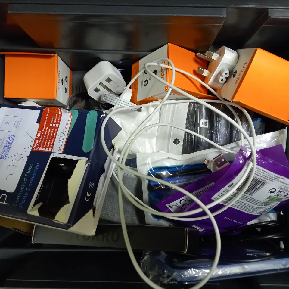 BOX OF APPROX 15 ITEMS TO INCLUDE ASSORTED USB PLUGS, ADAPTERS AND VARIOUS CABLES