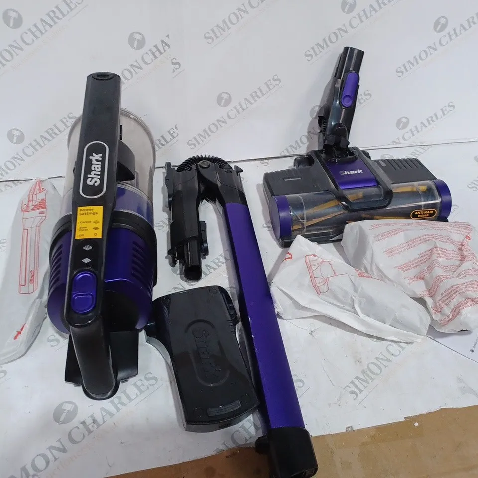 BOXED SHARK ANTI HAIR WRAP CORDLESS PET VACUUM CLEANER IZ202UKT