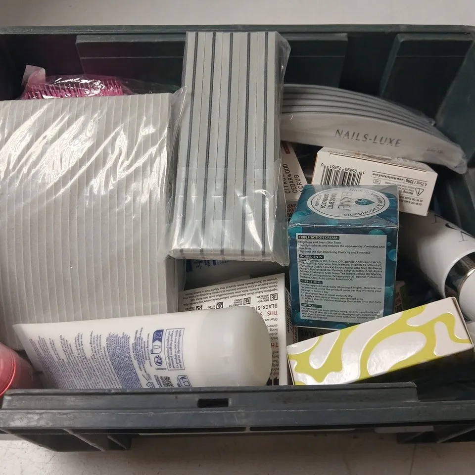 APPROXIMATELY 15 ASSORTED HEALTH & BEAUTY PRODUCTS TO INCLUDE FRESH BODY WIPES, GLAD2GLOW SETTING SPRAY, ELAIMEI DARK SPOT CORRECTOR, ETC - COLLECTION ONLY