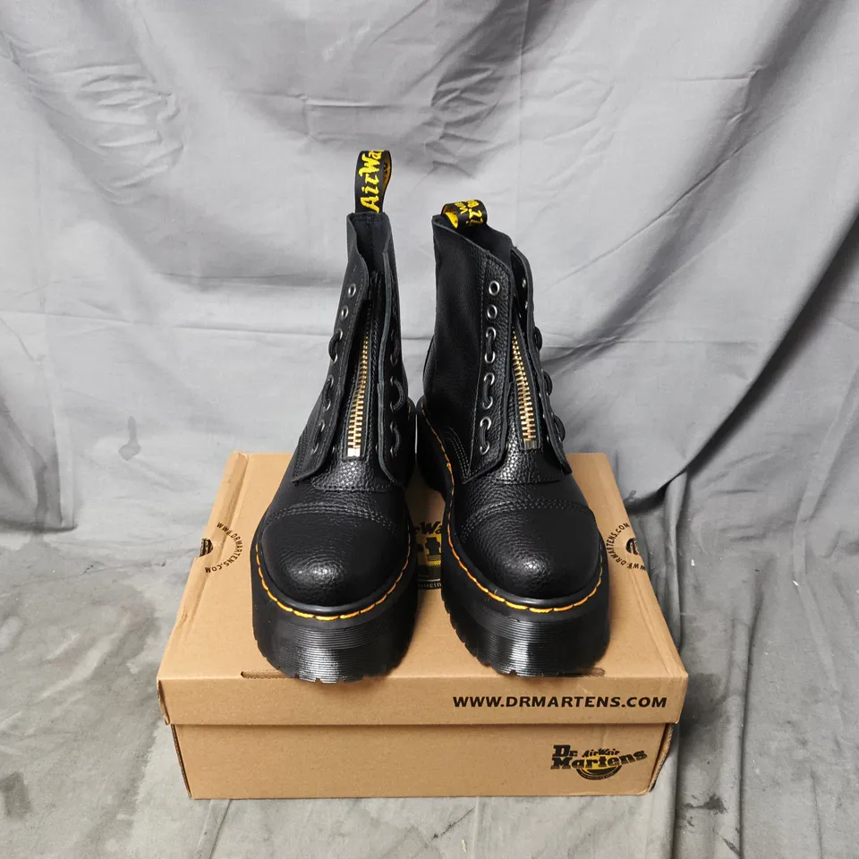 BOXED PAIR OF DR MARTENS SINCLAIR WILDHORSE BOOTS IN BLACK - UK 5.5
