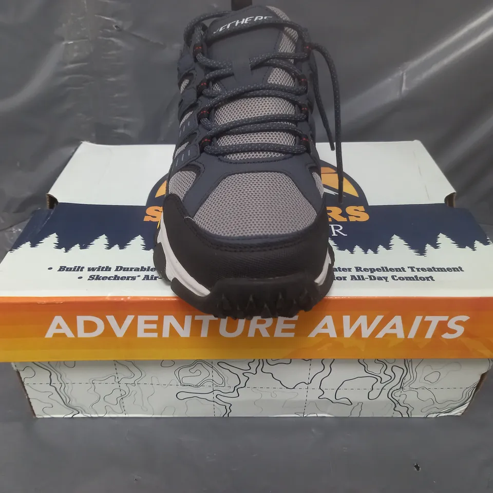 BOXED PAIR OF SKECHERS AIR-COOLED TRAINERS IN NAVY SIZE 8