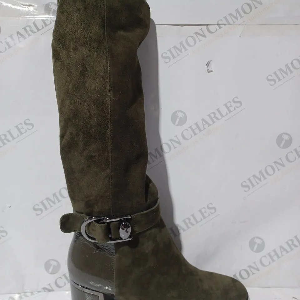BOXED PAIR OF MODA IN PELLE TANCI KNEE HIGH BOOTS IN MOSS GREEN SUEDE EU SIZE 39