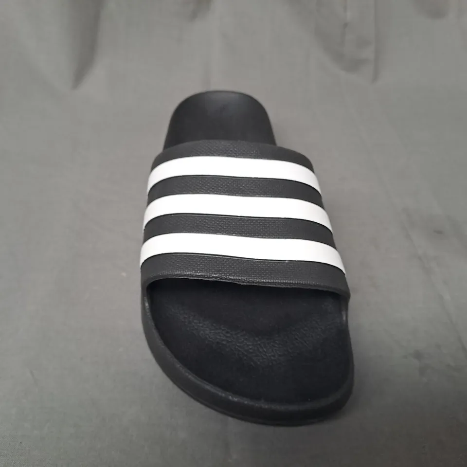 PAIR OF ADIDAS SLIDERS IN BLACK/WHITE UK SIZE 11