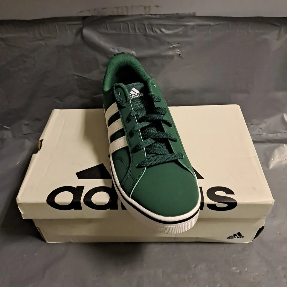 BOXED PAIR OF ADIDAS VS PACE 2.0 TRAINERS IN GREEN/WHITE SIZE UK 7