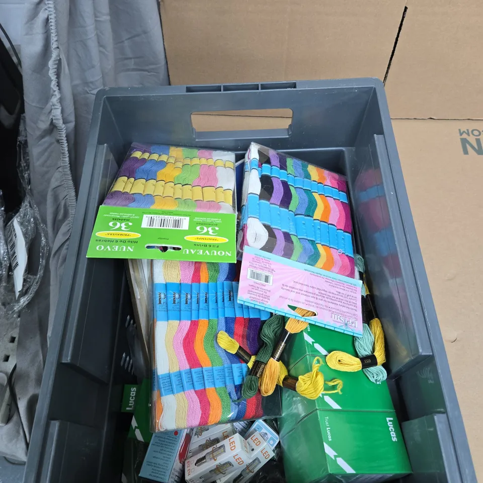 TOTE OF APPROXIMATELY 12 ASSORTED ITEMS TO INCLUDE: SOY CANDLE 