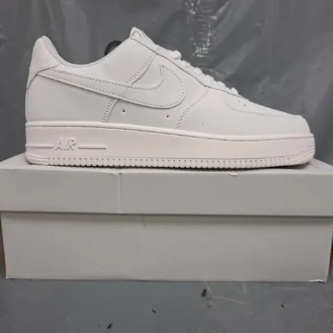 BOXED PAIR OF NIKE AIR FORCE 1 '07 SHOES IN WHITE SIZE UK 9