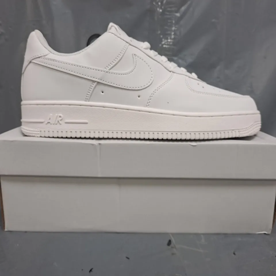 BOXED PAIR OF NIKE AIR FORCE 1 '07 SHOES IN WHITE SIZE UK 9