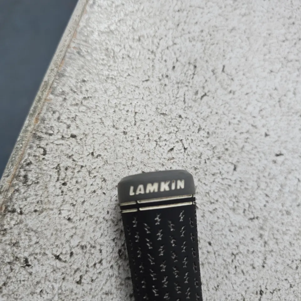 TAYLORMADE GOLF DRIVER WITH LAMKIN GRIP – CROSSLINE 360 DETAIL ON GRIP
