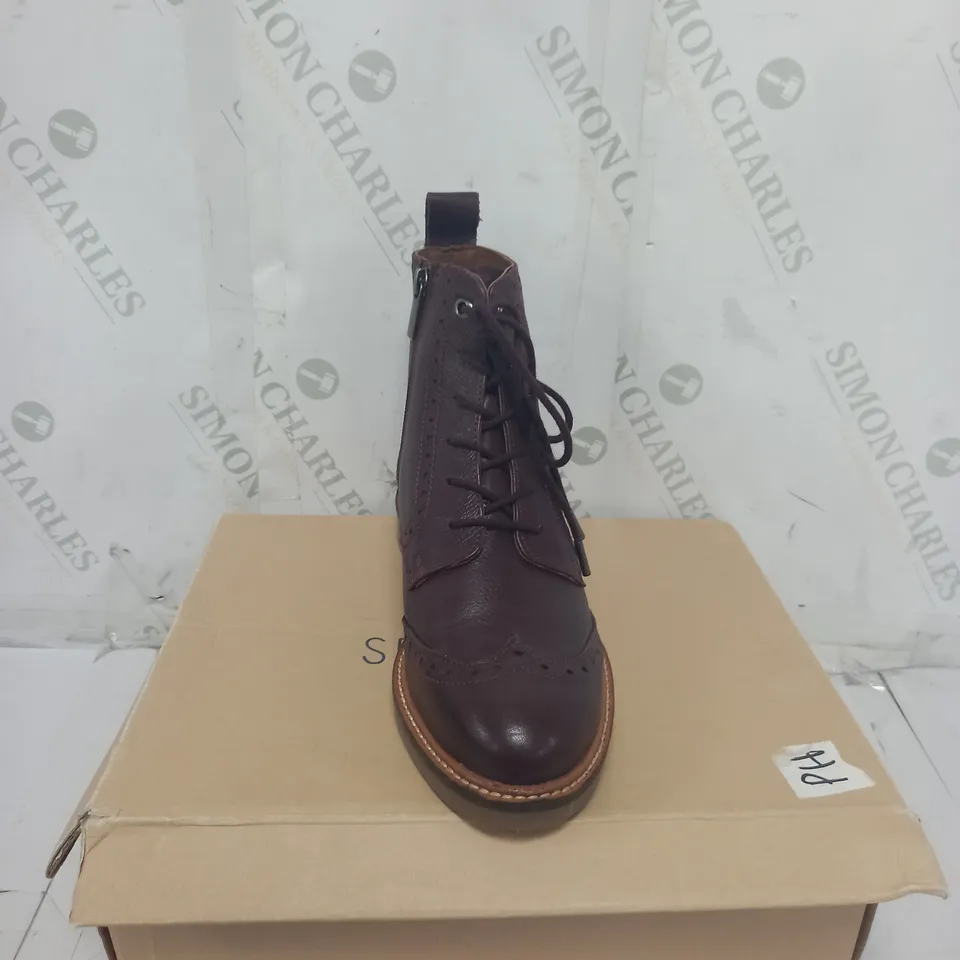 BOXED PAIR OF SEASALT CORNWALL CONWENNA BOOTS SIZE 37