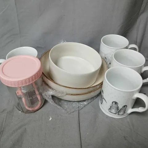APPROXIMATELY 8 ASSORTED FRAGILE HOUSEHOLD ITEMS TO INCLUDE PENGUIN MUGS, BOWLS, GLASS JARS, ETC - COLLECTION ONLY