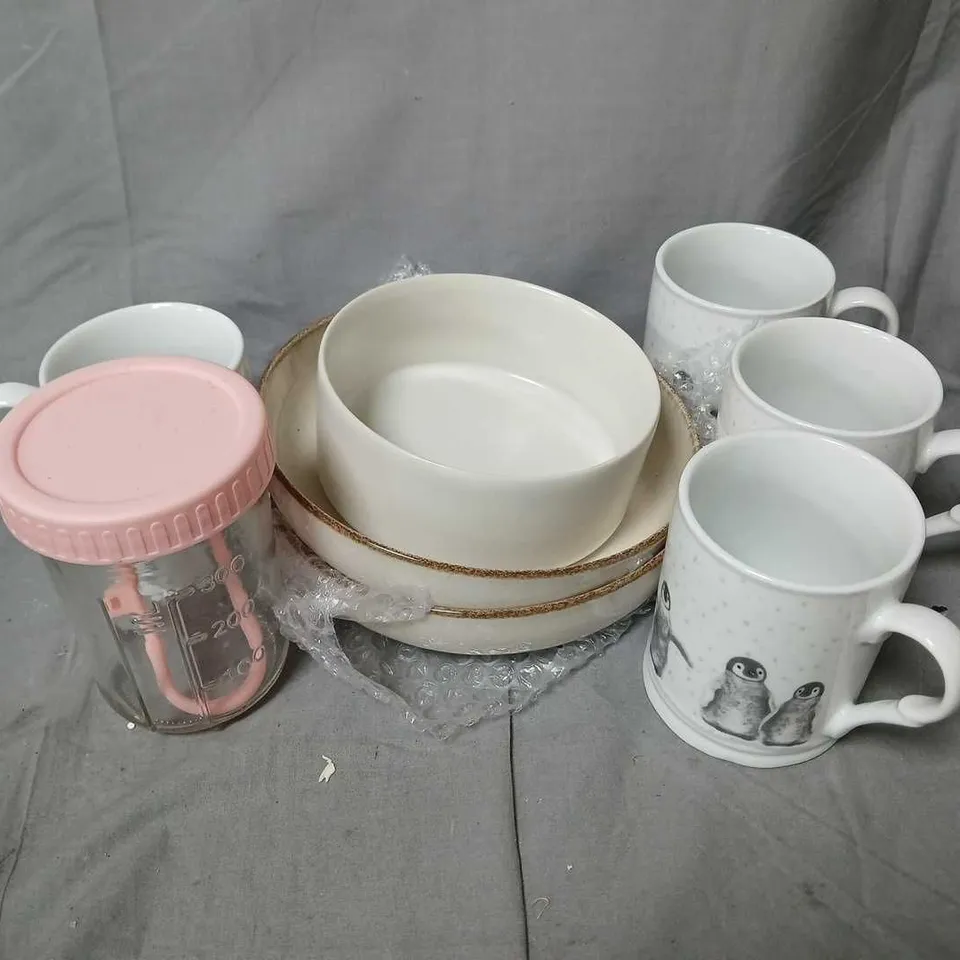 APPROXIMATELY 8 ASSORTED FRAGILE HOUSEHOLD ITEMS TO INCLUDE PENGUIN MUGS, BOWLS, GLASS JARS, ETC - COLLECTION ONLY