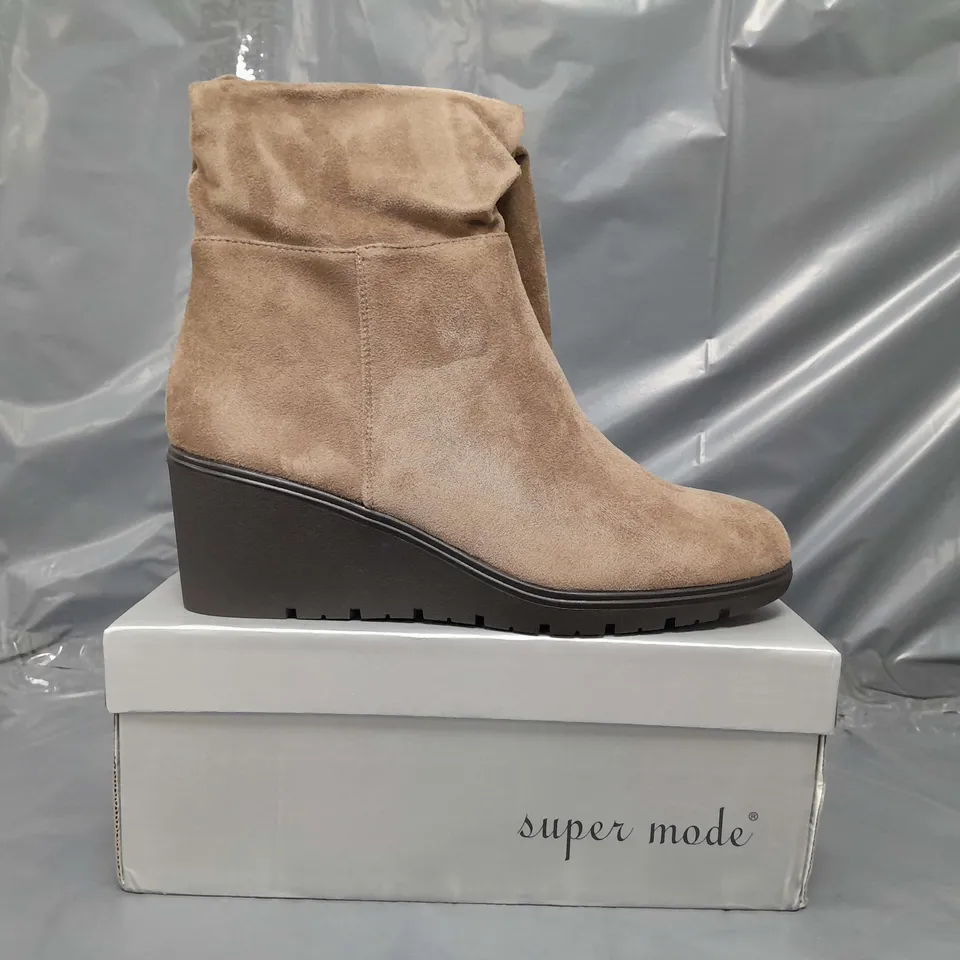 BOXED PAIR OF SUPER MODE KNEE-HIGH BOOTS IN KHAKI EU SIZE 40