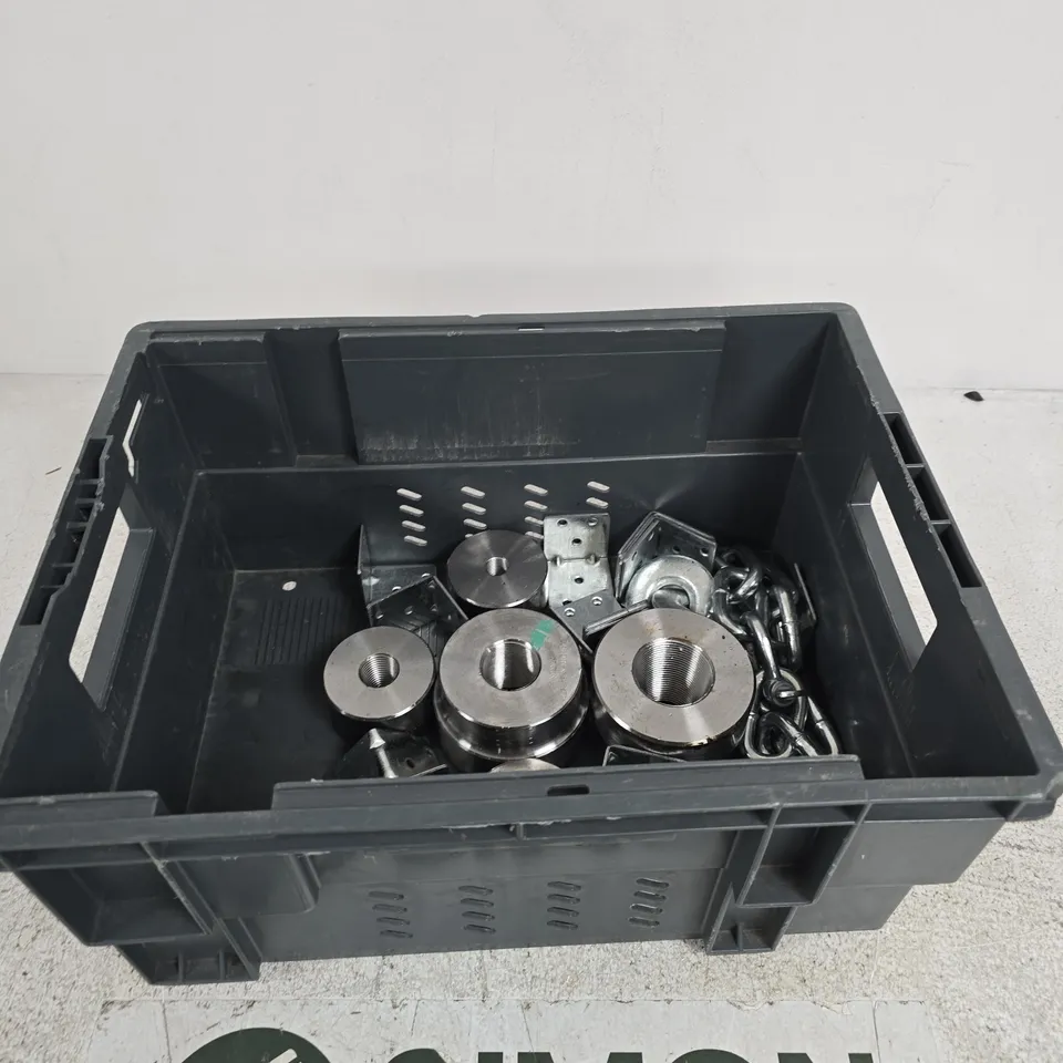 APPROXIMATELY 10 ASSORTED ITEMS INCLUDING METAL HARDWARE COMPONENTS: CHAIN, SPACERS, AND FITTINGS (INDUSTRIAL) 