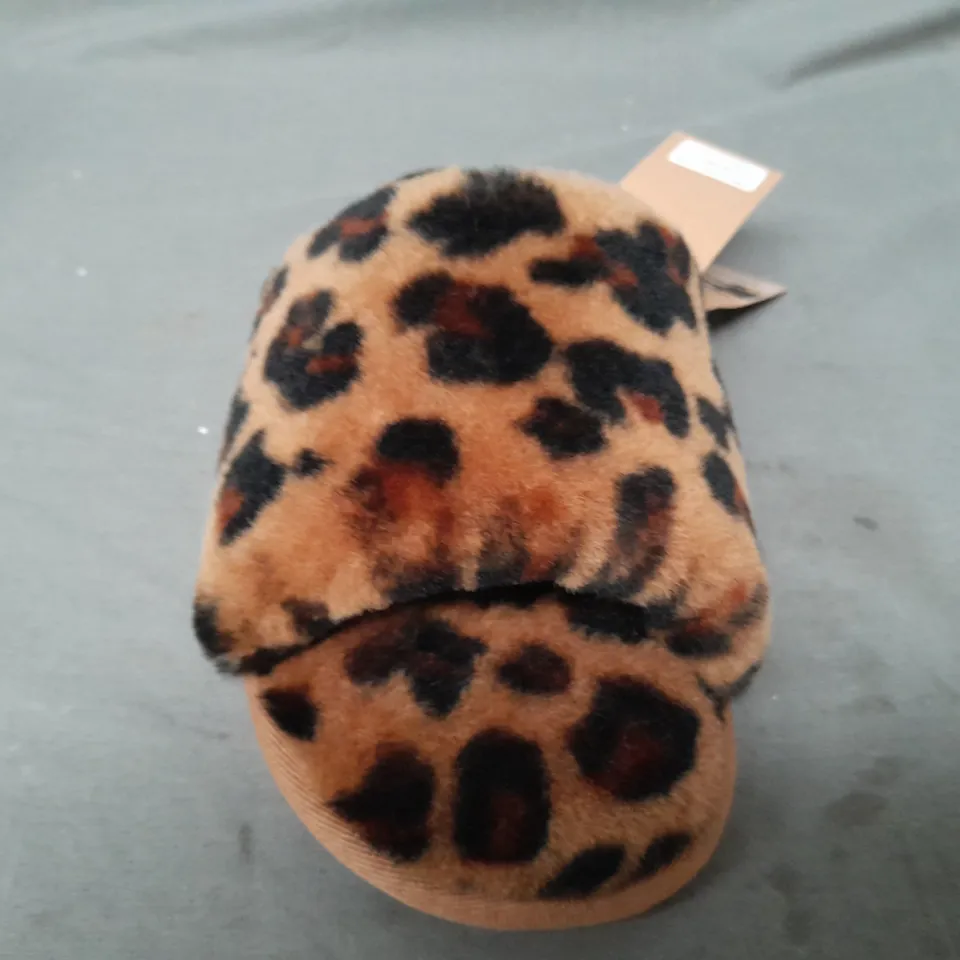 BOXED PAIR OF FENLAND SHEEPSKIN WOMEN'S SLIDERS IN LEOPARD SIZE 5/6