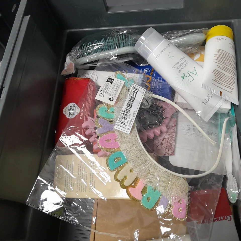 APPROXIMATELY 20 ASSORTED COSMETICS PRODUCTS TO INCLUDE - CHILD'S FARM NAPPY CREAM, CORSODYL MOUTHWASH AND ACNECIDE FACE WASH ETC. 