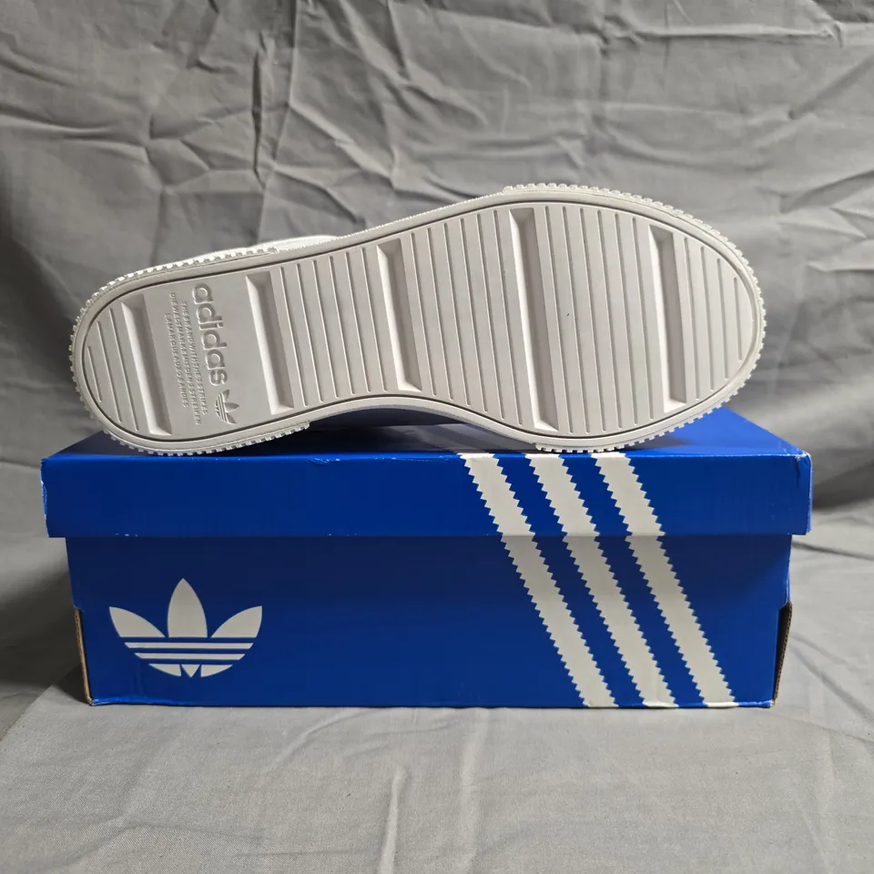 BOXED PAIR OF ADIDAS COURT TOURINO SHOES IN WHITE SIZE UK 5