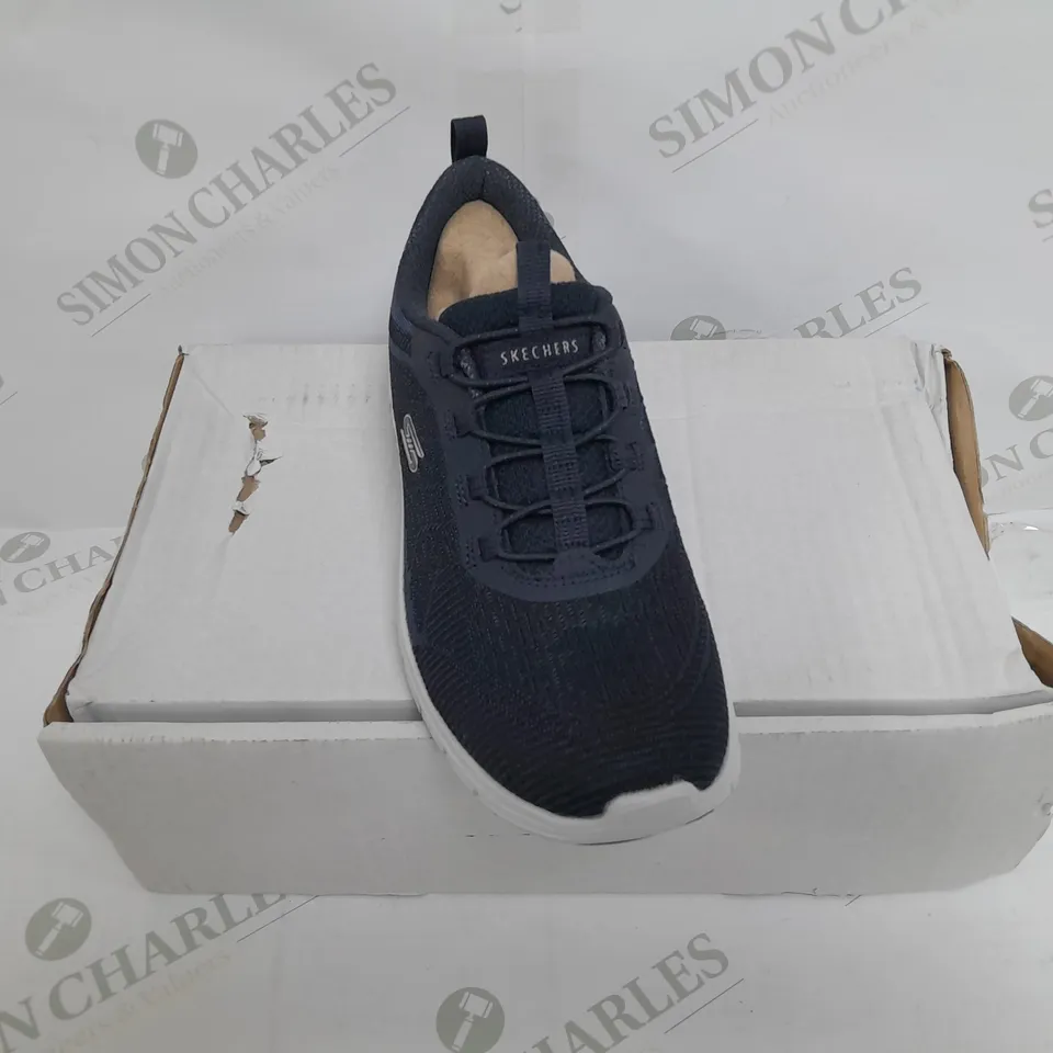 BOXED PAIR OF SKECHERS ARCH FIT VISTA BUNGEE TRAINERS IN NAVY SIZE 4