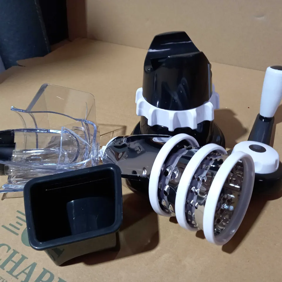 COOKS ESSENTIALS GRATRER AND SLICER