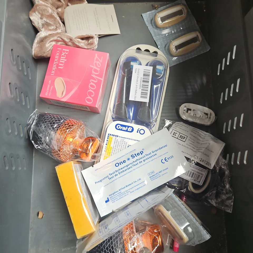 APPROXIMATELY 20 ASSORTED HEALTH & BEAUTY PRODUCTS TO INCLUDE - ELF SETTING SPRAY - ALOE VERA GEL - NIVEA SUN CREAM - ETC