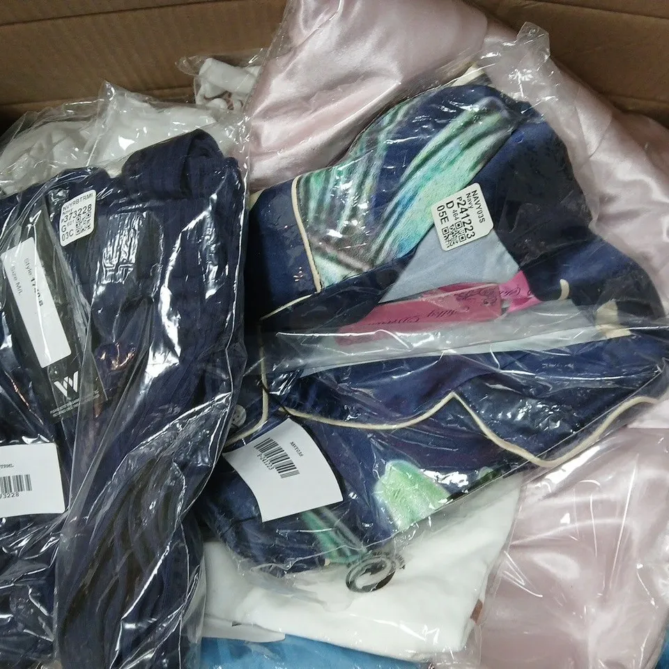 APPROXIMATELY 15 ASSORTED CLOTHING ITEMS TO INCLUDE T-SHIRTS, BOTTOMS, PJ SETS, ETC