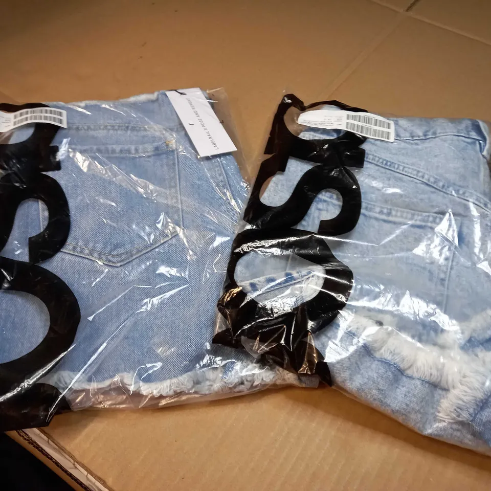 LOT OF APPROX 2 PACKAGED FRAYED JEAN SHORTS - SIZE 10