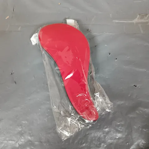 APPROXIMATELY 20 PLASTIC HAIRBRUSHES IN RED/BLACK 
