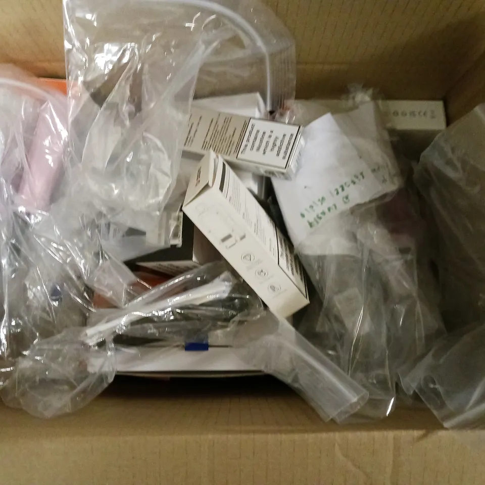 APPROXIMATELY 20 VAPES & E-CIGARETTES TO INCLUDE GEEKVAPE QPOD SONDER Q, ASPIRE GOTEK X, VOOPOO DRAG E60, ETC